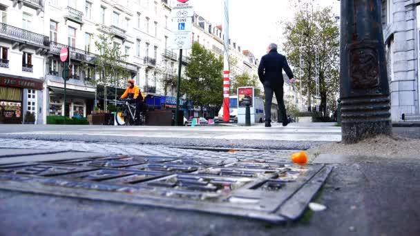 Ποδηλάτες στην πορτοκαλί κράνη βόλτα μέσα στους δρόμους της πόλης — Αρχείο Βίντεο