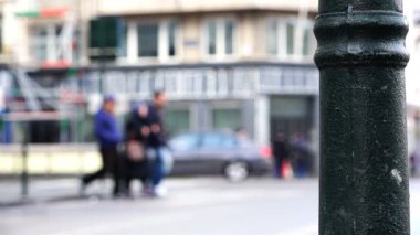 şehrin sokak üzerinde metal elektrik direği