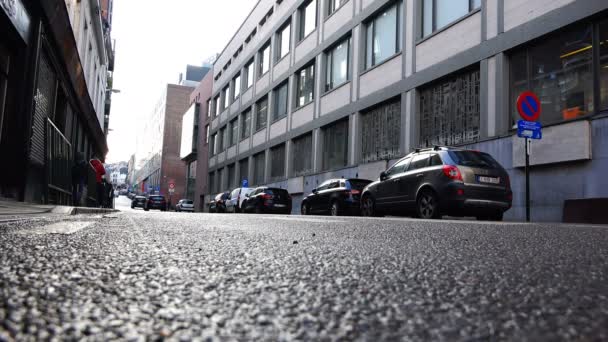 Parkeret på sidelinjen og passerer biler langs gaden – Stock-video