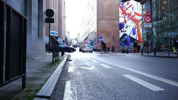 ブリュッセルの歩行者が高速道路の道路沿いの歩道に沿って歩く — ストック動画