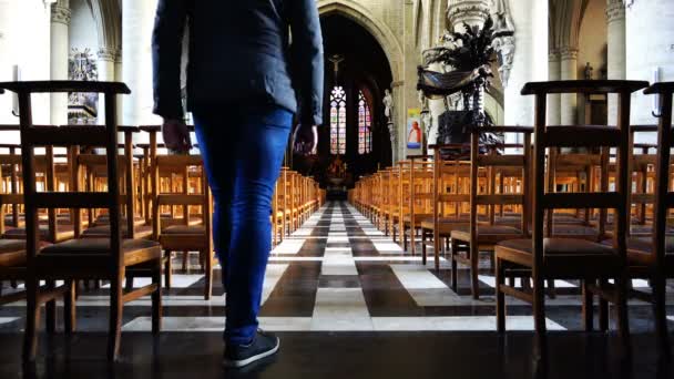 En man sitter på en stol i templet för böner — Stockvideo