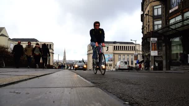 Bicyclists ve arabalar üst sokakta geçen Brüksel — Stok video
