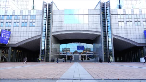 People enter and exit the building of the European Parliament — Stock Video