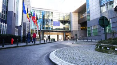 turistler Avrupa Parlamentosu Binası yakınındaki kaldırım tarafından yürüyüş