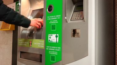 Bir adam metro bilet satın alır.
