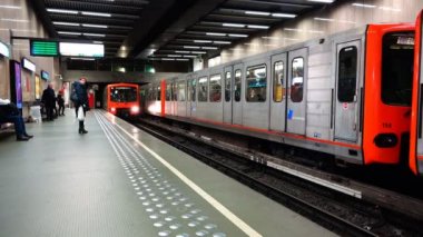 iniş insanlar için bir metro durağına Park Metro teslim