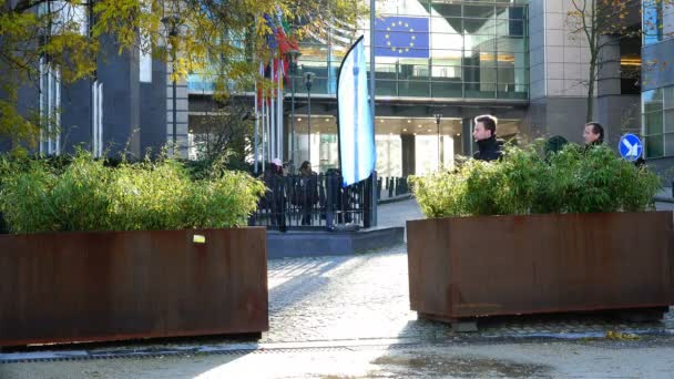 Podnikatelé a obchodníci poblíž budovy Evropského parlamentu — Stock video