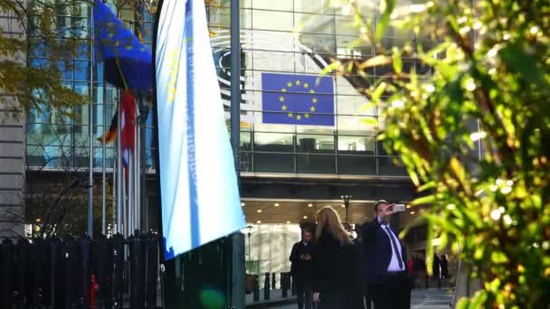 W pobliżu budynku Parlamentu Europejskiego, człowiek strzela Selfie na telefon — Wideo stockowe