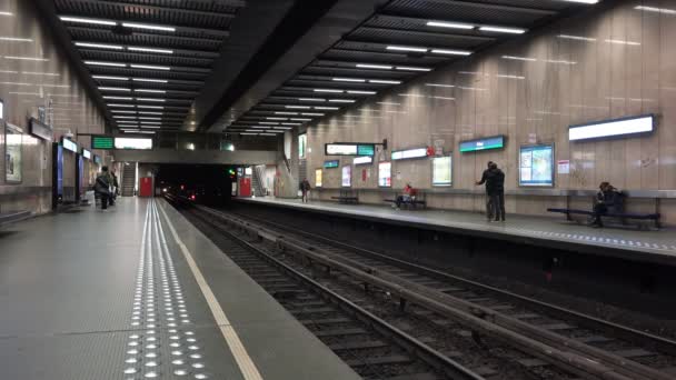 Trenin metro istasyonunda metro, oturmuş ve ayakta bekleyenler, — Stok video