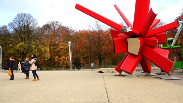 Zona turística cerca de la escultura con arquitectura en estilo de alta tecnología — Vídeos de Stock