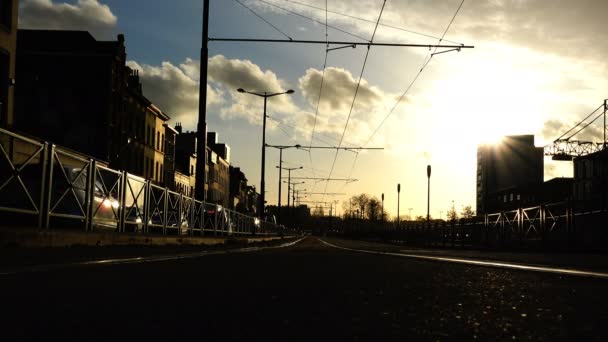 Günbatımı ve çit geçen araba demiryolu parça — Stok video