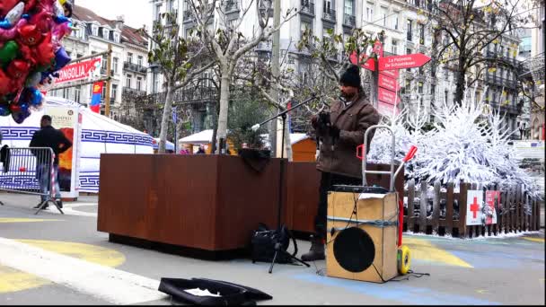 Hudebník v ulici hraje na harmoniku pro kolemjdoucí — Stock video