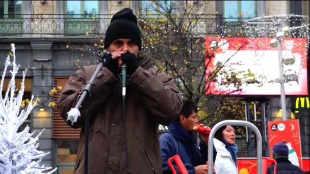 Artista negro improvisa sobre o instrumento e entretém transeuntes das pessoas da cidade — Vídeo de Stock