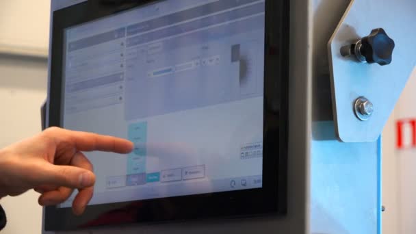Мужская рука делает настройки на дисплее компьютера — стоковое видео
