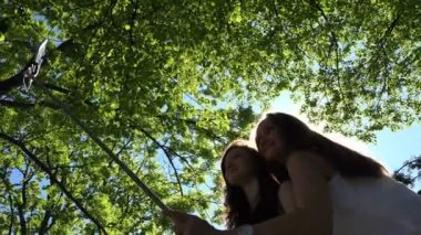 Anne ve kızı Selfie monopod üzerinden çekmek için kamera poz