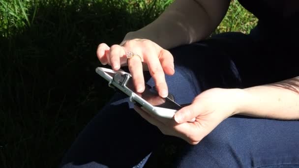 Trabalhando com aplicativos móveis em um smartphone branco — Vídeo de Stock