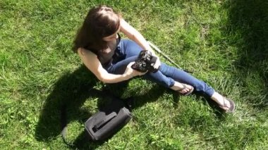 erotik ve çekici kız bir fotoğraf makinesi ile çalışır
