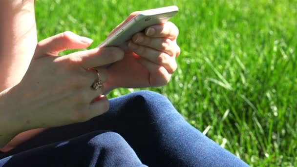 Az ujjak egy személy tárcsázni egy modern okostelefon a kijelzőn megjelenő információ — Stock videók