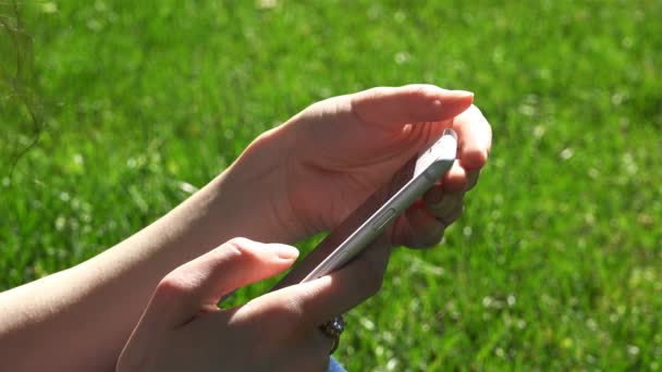 Dedos femeninos se deslizan en la pantalla táctil de un teléfono móvil — Vídeos de Stock