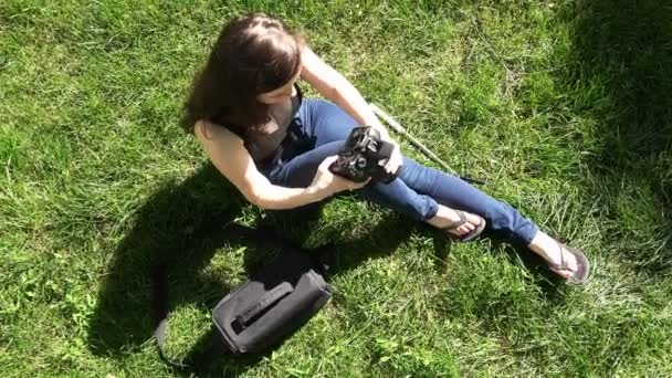 Erótico e encantador menina trabalha com uma câmera — Vídeo de Stock