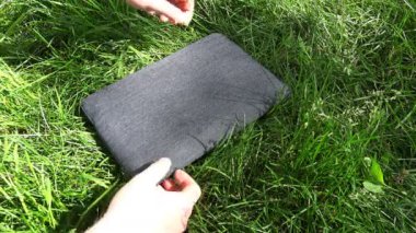 Mens ele elma makbuk durumda dışarı