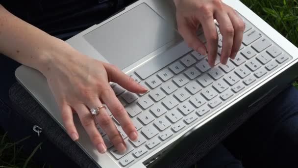 Mujeres manos escribir texto en el teclado del ordenador portátil — Vídeos de Stock
