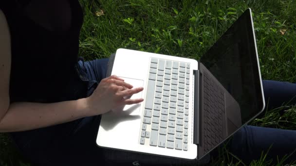 Пальцы светлокожего азиата управляются ноутбуком на клавиатуре — стоковое видео