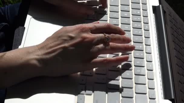 Operación autónoma en el teclado de una computadora portátil portátil — Vídeo de stock
