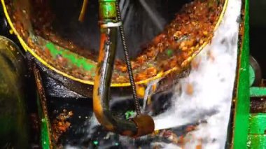 su akışı çamaşır şişe girer ve amber bulanıklaştırır