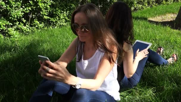 Kadınlar ileri teknoloji mobil cihazlar üzerinde çalışmak — Stok video