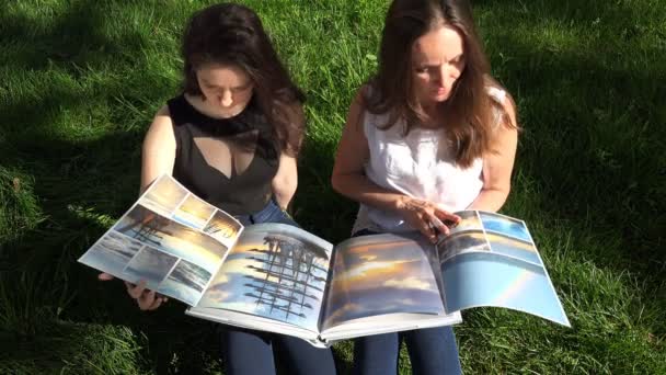 Mor och dotter titta på färgglada illustrationer nautiska ämnen — Stockvideo