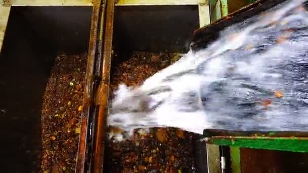 Una piedra soleada con un flujo de agua drena en la tolva receptora — Vídeos de Stock