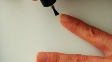 Çivi renksiz oje bir koruyucu tabaka ile kapak