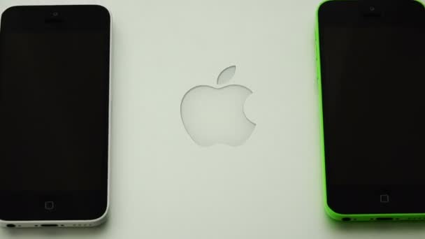 Dois telefones celulares jazem no computador tablet maçãs — Vídeo de Stock