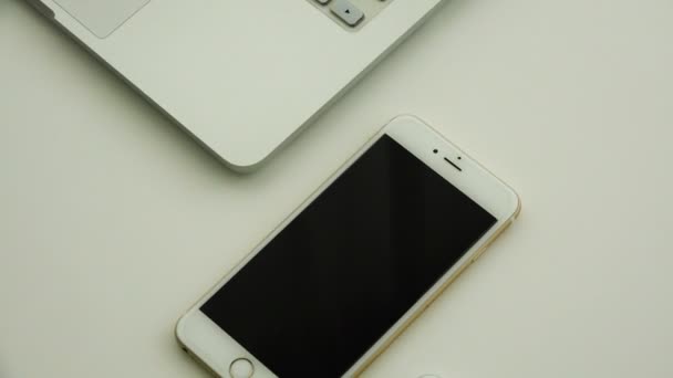 nouvelle génération d'ordinateurs portables et d'appareils mobiles en couleur blanche 