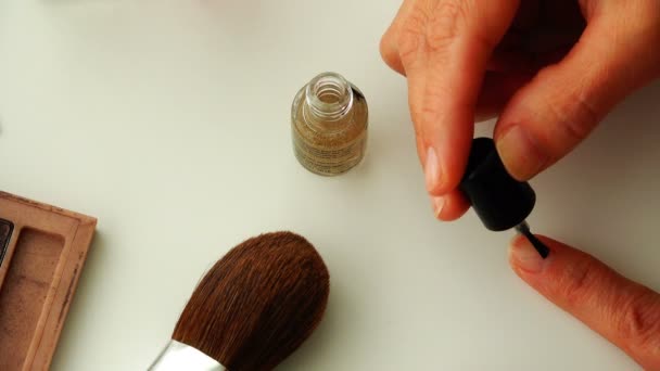 Nail brush causes the layer of varnish on the nail — Stock Video