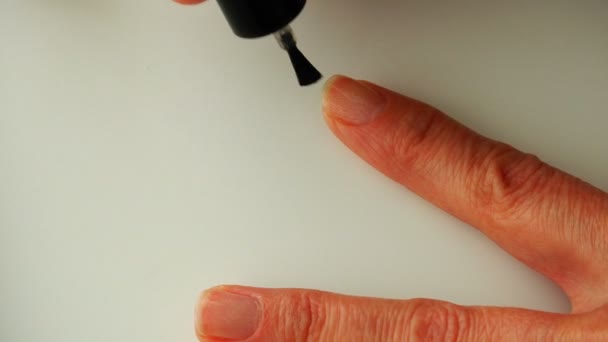 Cover the nails with a protective layer of colorless nail Polish — Stock Video