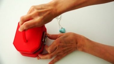 dişi değerli kolye kutusu zincirle bırakır