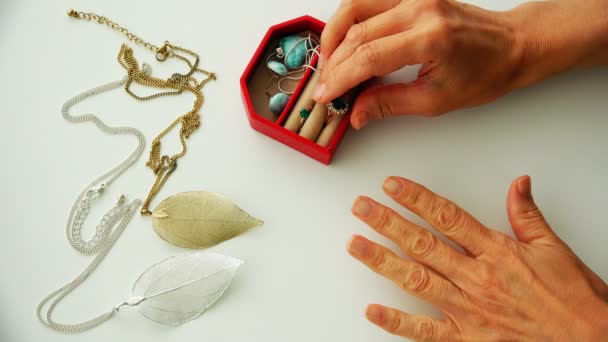 La eliminación de los anillos de bodas de oro con el dedo anular — Vídeos de Stock