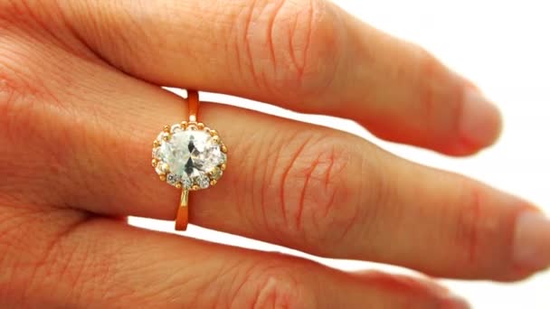 Briljans, elegans, spill och mångfacetterade diamanten i guld ring — Stockvideo