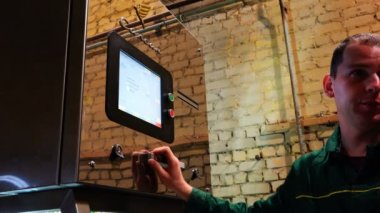 uzman program soruları yanıtlayan ekipman ayarlamalar yapar