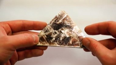 Dioctahedral Mika kategorisine ait Moskof rock oluşturan mineral
