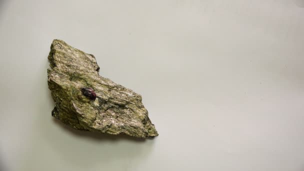Pedra preciosa em minério geológico com outros minerais — Vídeo de Stock
