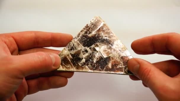 Mineral formador de roca moscovita perteneciente a la categoría de mica dioctádrica — Vídeo de stock