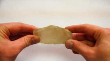 şeffaf bir mineral bir jeolog elinde