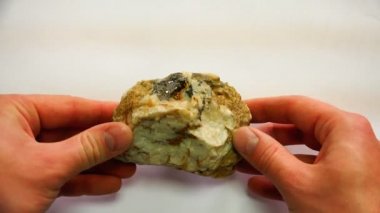 bir mineral taş damarlı bir uzman elinde katlanmış