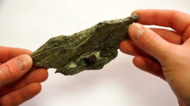 bir tanınmış taşlı kirli yeşil renkli bir mineral