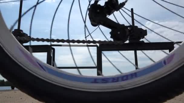 Крутиться заднє колесо велосипеда — стокове відео