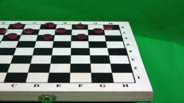 parmakları beyaz fişleri oyun alanına yerleştirin.