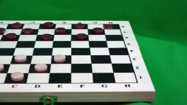 bir satranç tahtası üzerinde beyaz yongaları yerleştirerek